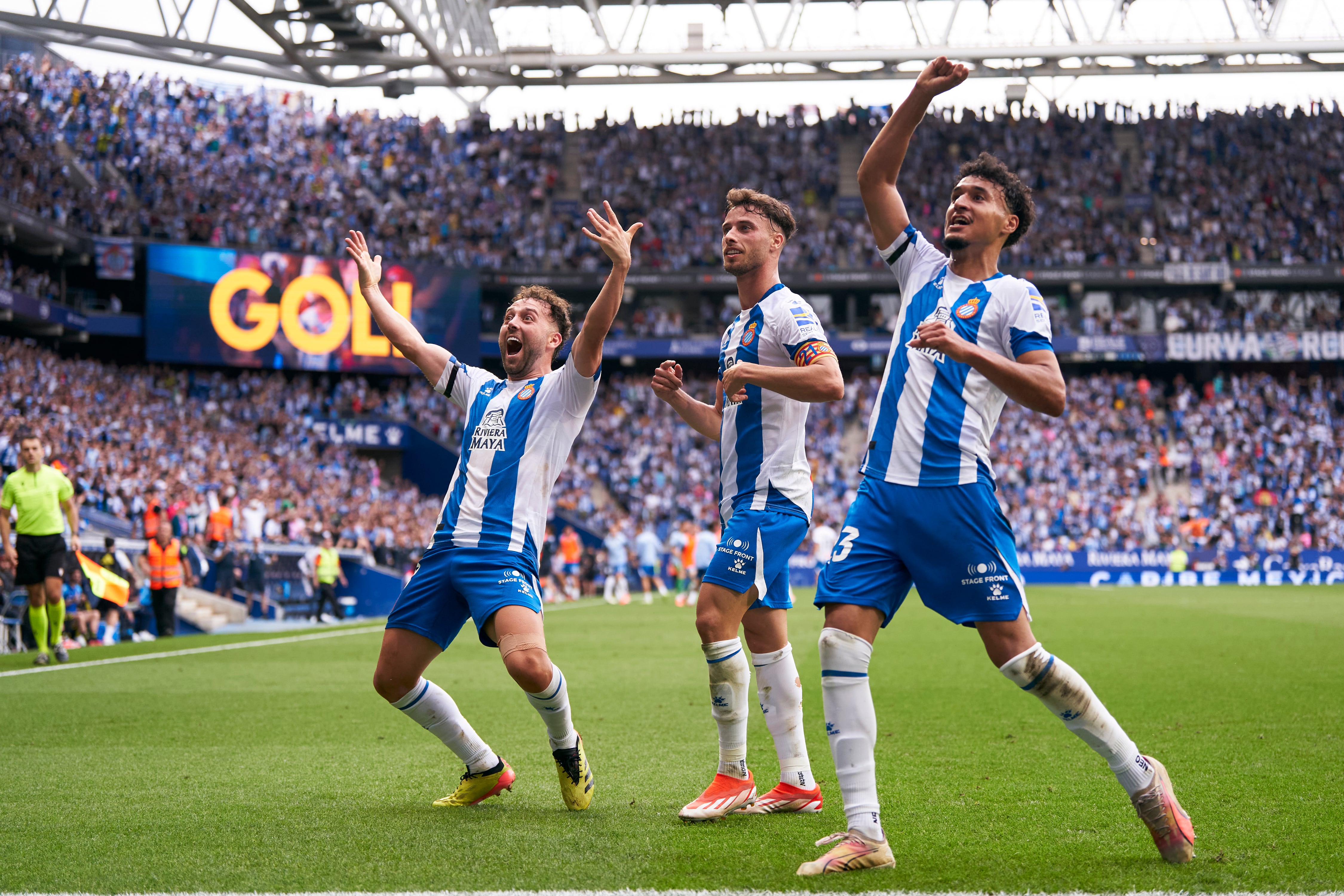 Javi Puado celebra junto a dos de sus compañeros el primer gol durante el Espanyol - Oviedo