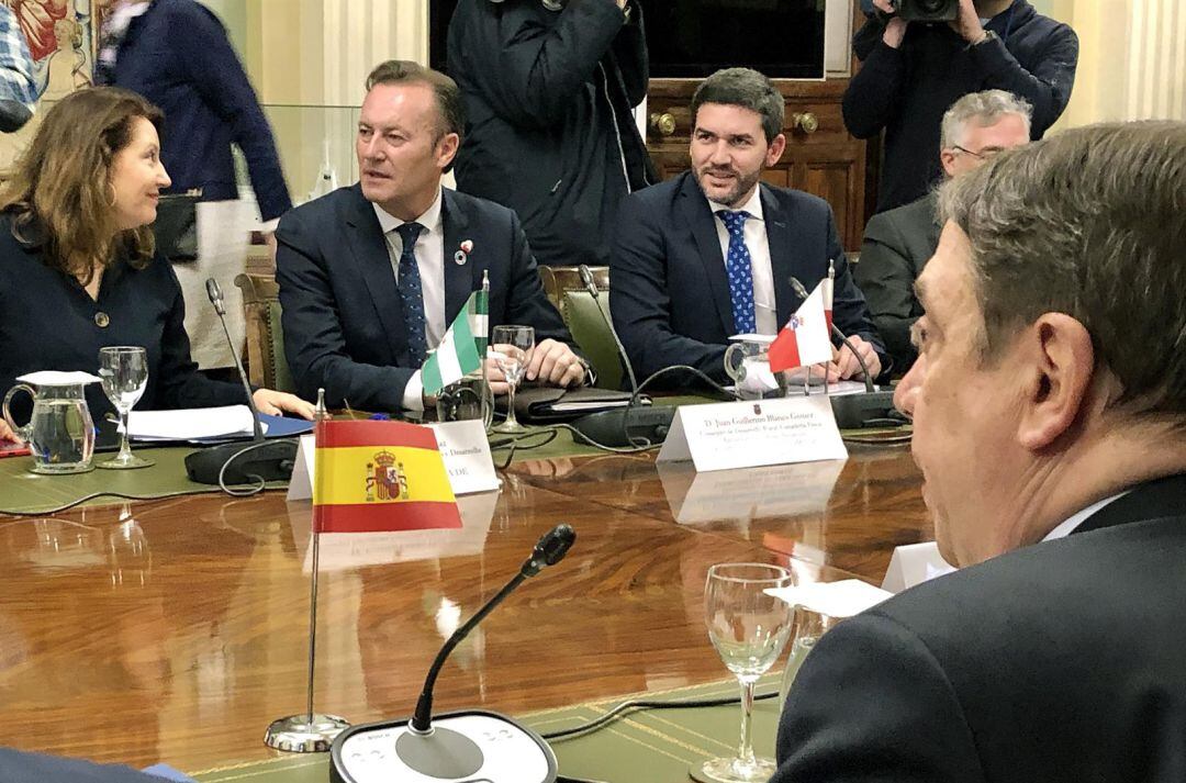 El consejero de agricultura, Antonio Luengo, en la reunión con el ministro Luis Planas