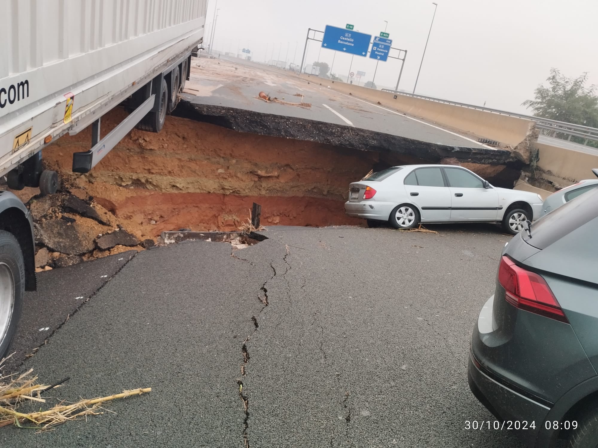 Estado en el que se encuentra el denominado &#039;Bypass de Valencia&#039; de la A-7, sentido Alicante, a la altura de la salida hacia 336 la A-3, a causa de las fuertes tormentas caídas en la península