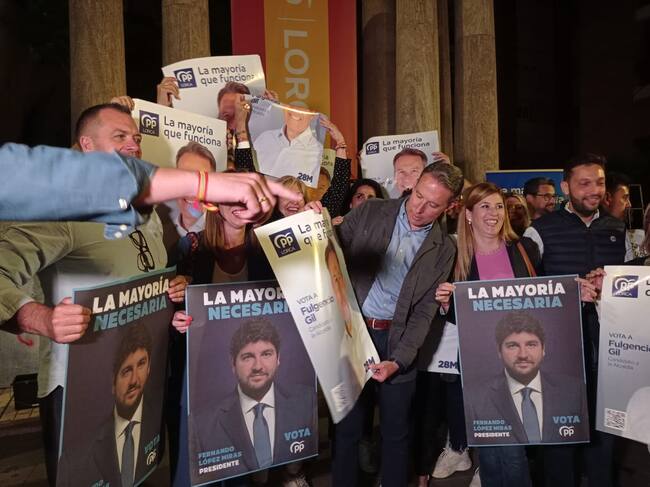 Pegada de carteles del pp lorquino