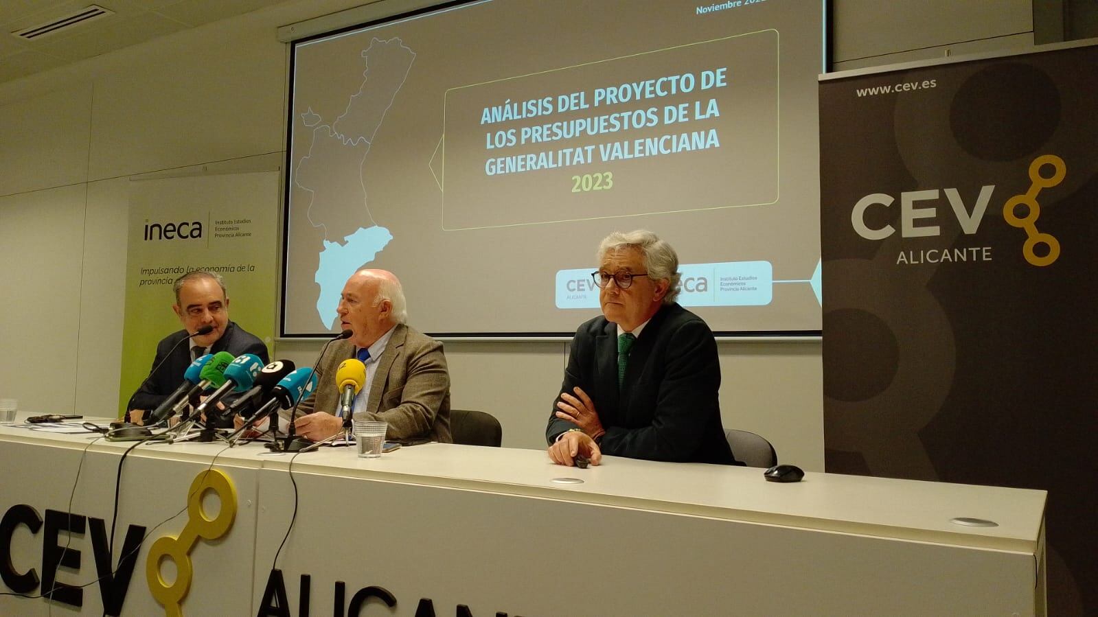 De izquierda a derecha: Nacho Amirola, Joaquín Pérez y Francisco Llopis, durante la rueda de prensa