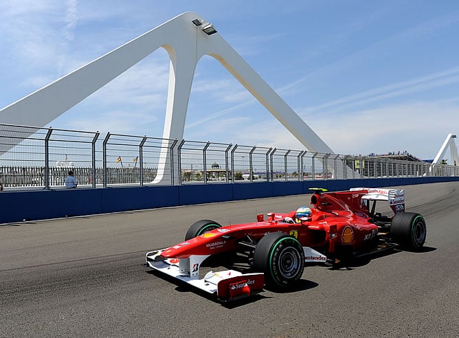 Fernando Alonso rueda en Valencia en la carrera de 2010