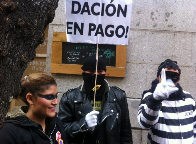 Ciudadanos que se manifiestan ante la Audiencia Nacional piden la dación en pago para evitar más desahucios