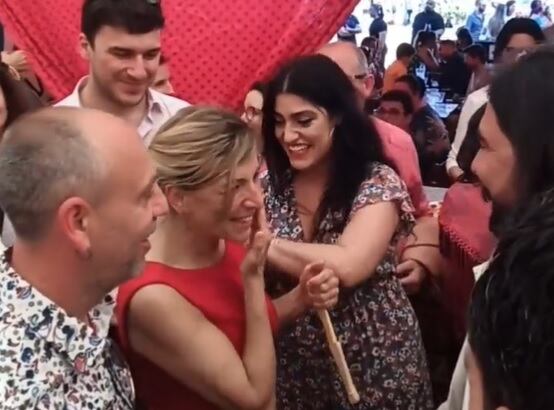 Yolanda Díaz, ministra de Trabajo, emocionada por las palabras de una mujer en la Feria de Sevilla.