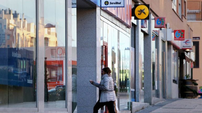 Diferentes sucursales bancarias en una calle