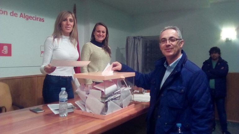 Juan Lozano durante su votación a la secretaría general del PSOE de Algeciras.