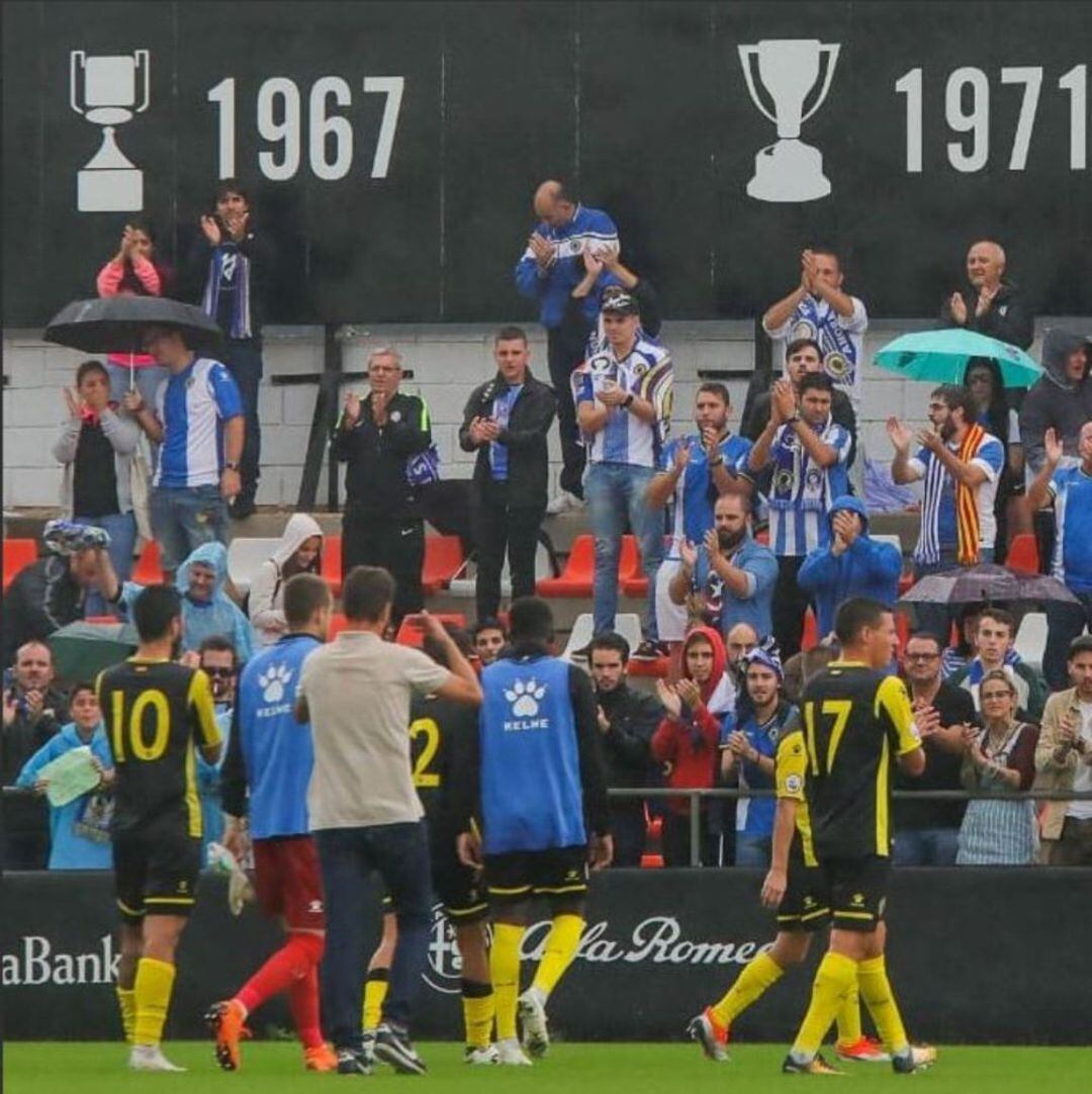 Los aficionados saludan al equipo en la Ciudad Deportiva del Valencia CF
