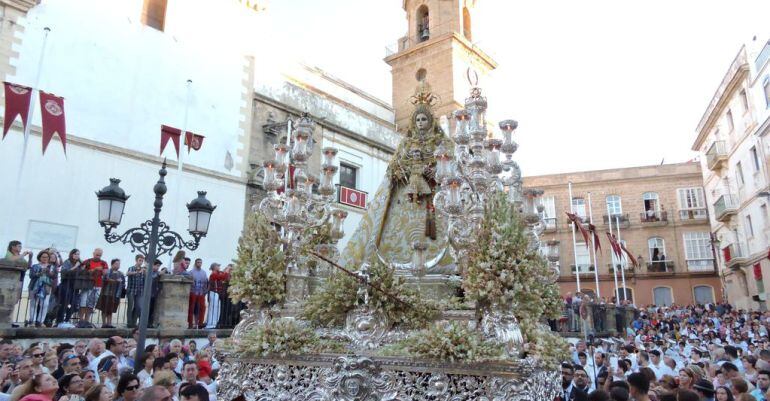 La Virgen del Rosario procesionando en Cádiz