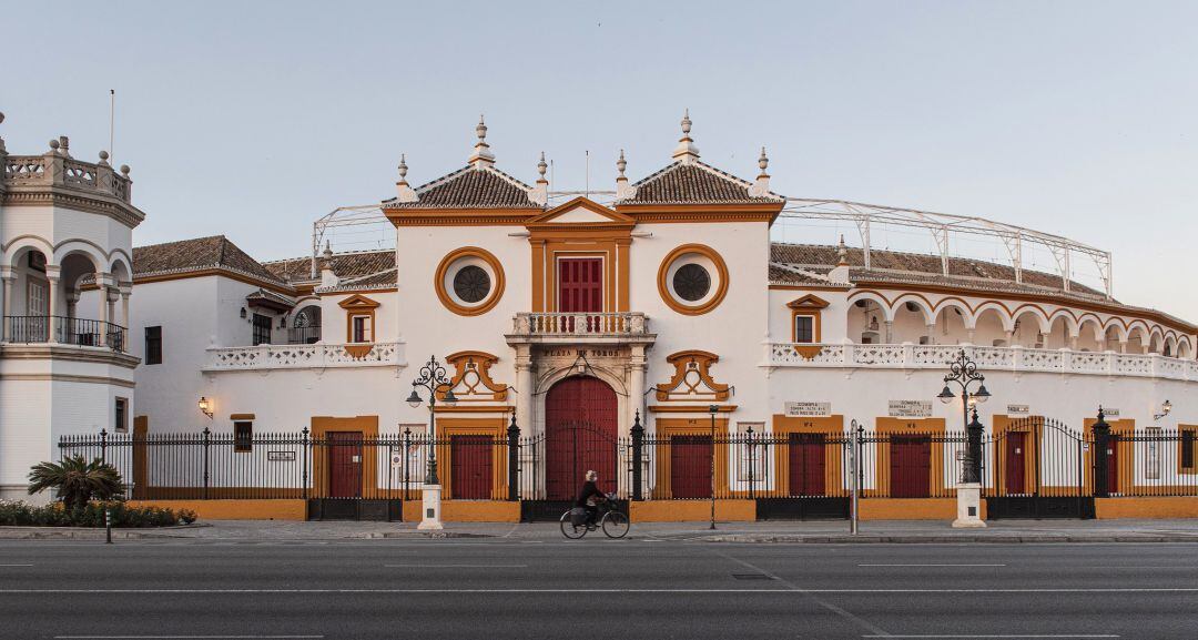 La Real Maestranza con sus puertas cerradas a cal y canto en esta Feria de Abril marcada por la crisis sanitaria del COVID-19