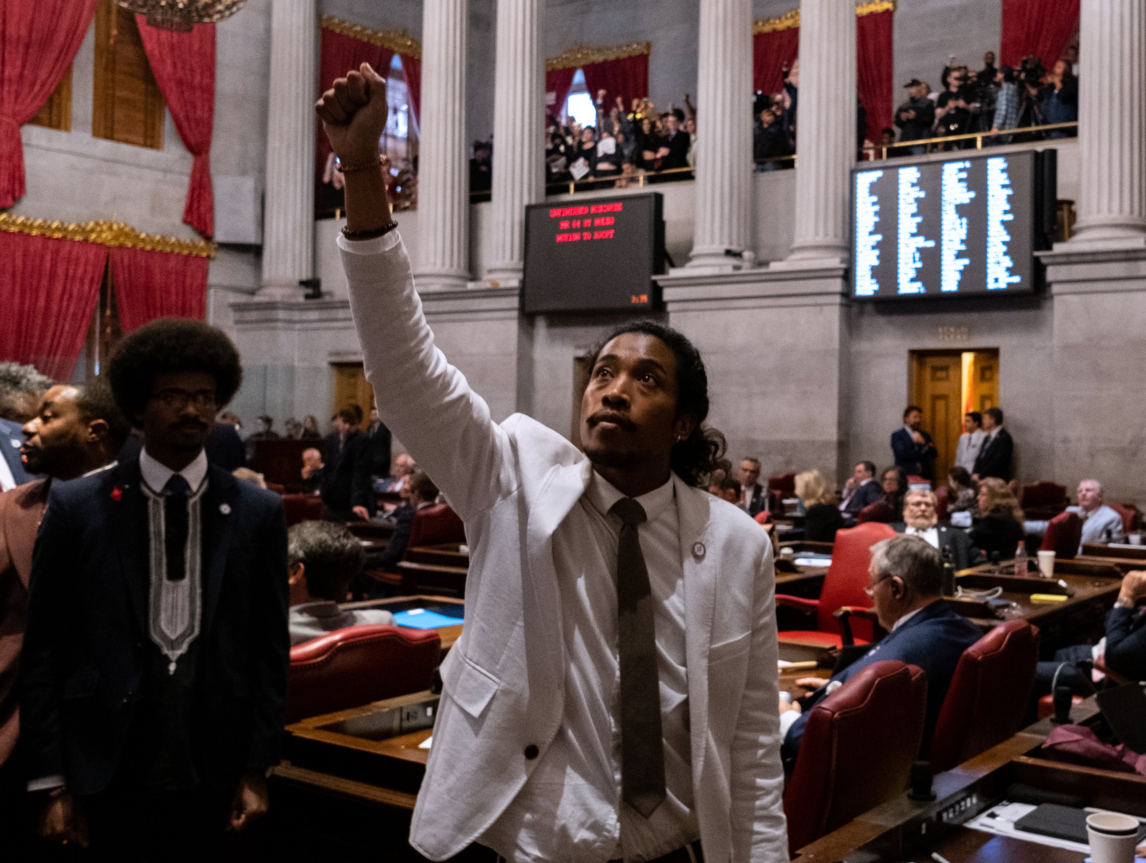 El representante demócrata Justin Jones durante la votación de su expulsión