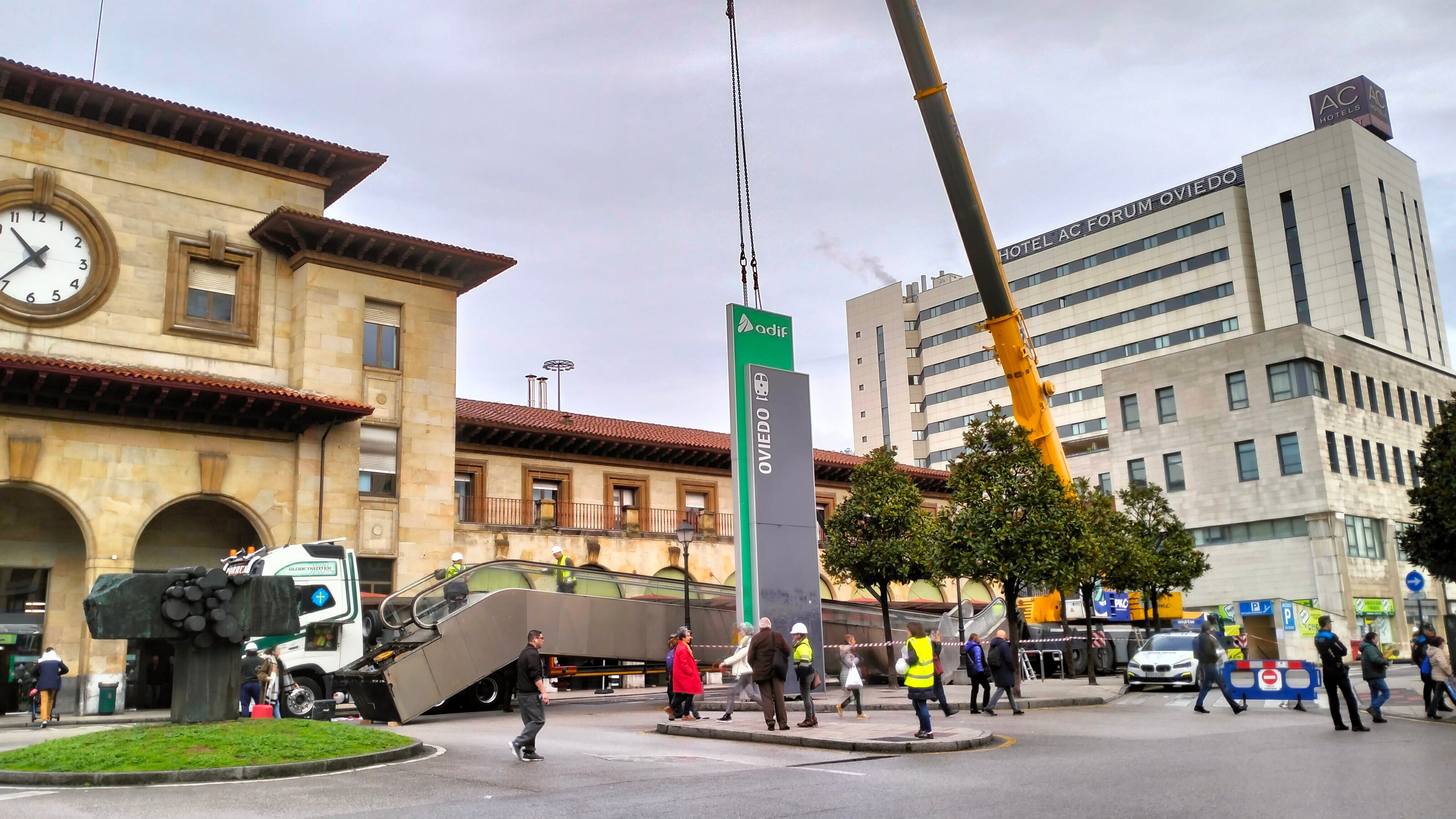 La grúa levanta la primera de las escaleras que se colocarán en los accesos a la Losa de Renfe