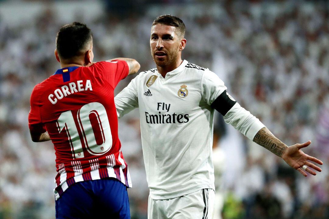 El defensa del Real Madrid, Sergio Ramos (d), y el delantero argentino del Atlético de Madrid, Ángel Correa, durante el encuentro correspondiente a la séptima jornada de primera división que disputan en el estadio Santiago Bernabéu, en Madrid. 