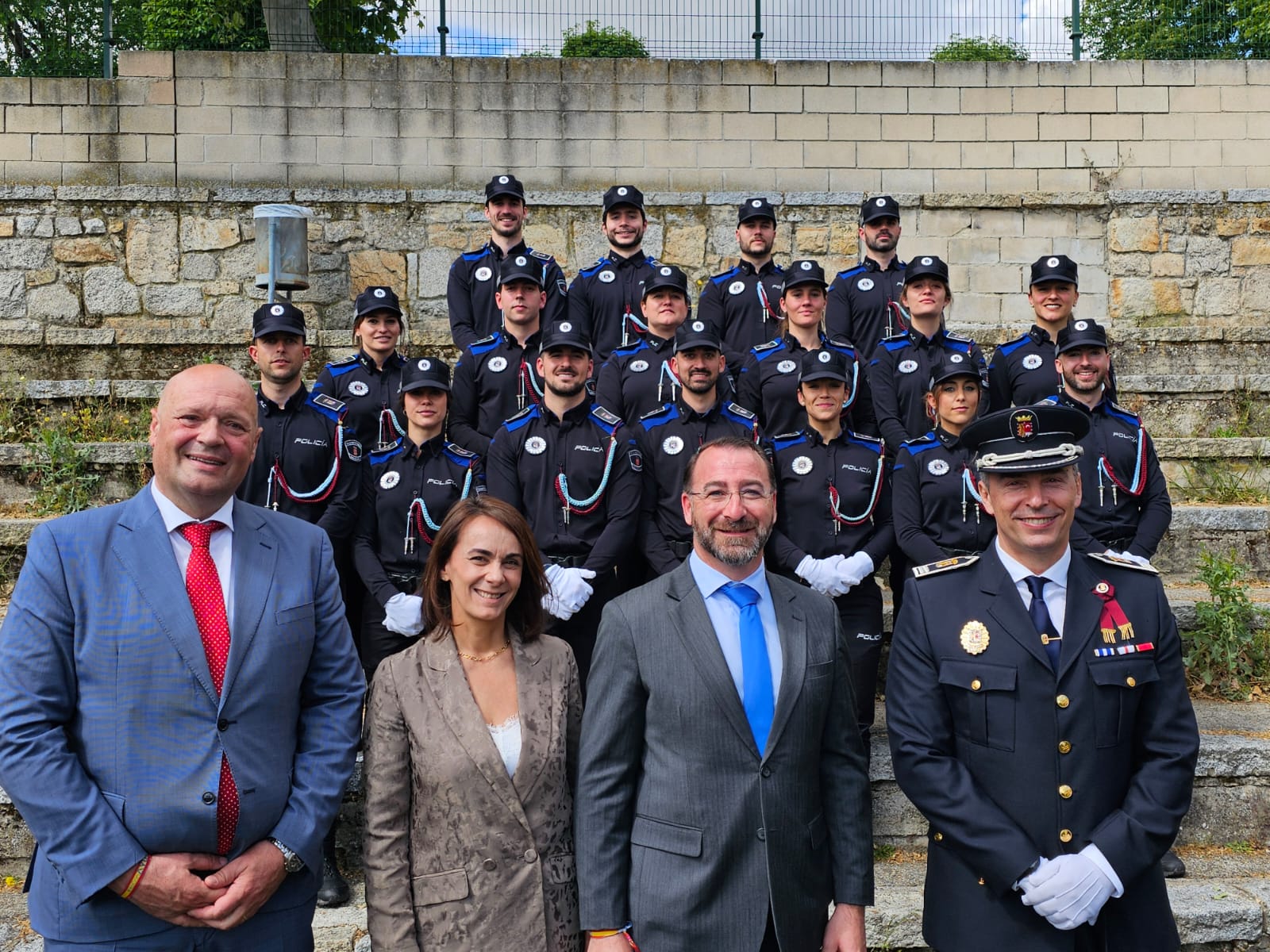 El alcalde de Colmenar Viejo, Carlos Blázquez, la concejala de Recursos Humanos, Belén Colmenarejo, y el concejal de Seguridad, Jesús Fernández dan la bienvenida a los nuevos policías locales