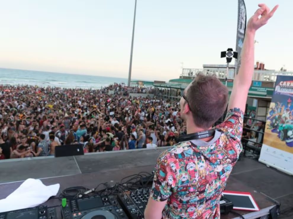 Óscar Martínez vibrando en una edición del Carnaval Internacional de Maspalomas con Los40