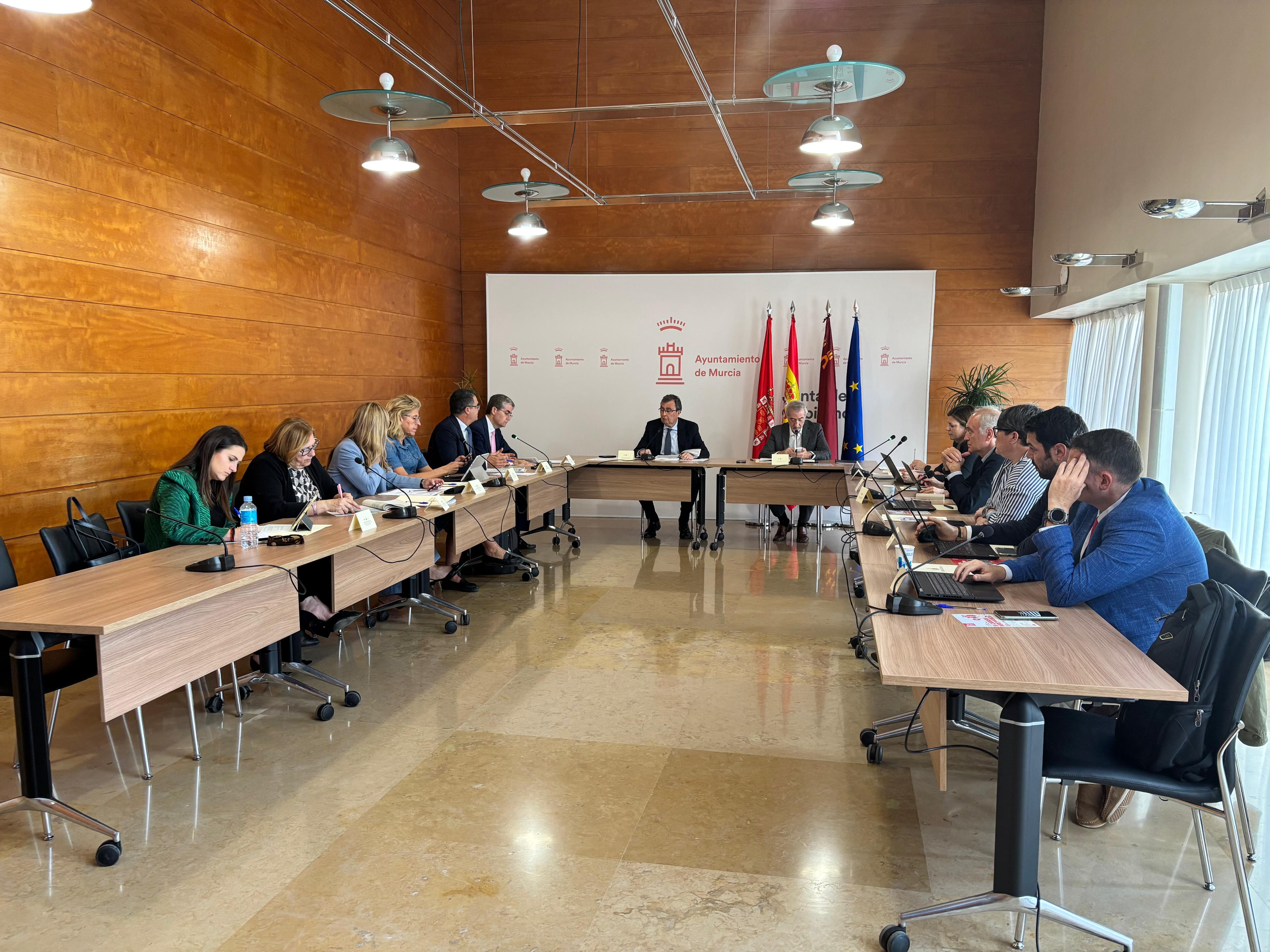 El Consejo de Administración de la empresa, presidido por el alcalde de Murcia, José Ballesta, y con la participación del concejal de Turismo, Comercio y Consumo, Jesús Pacheco, junto a representantes de Mercasa