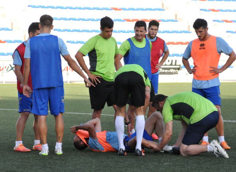 Jose Sánchez en el suelo con evidentes gestos de dolor