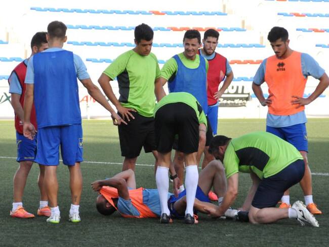 Jose Sánchez en el suelo con evidentes gestos de dolor