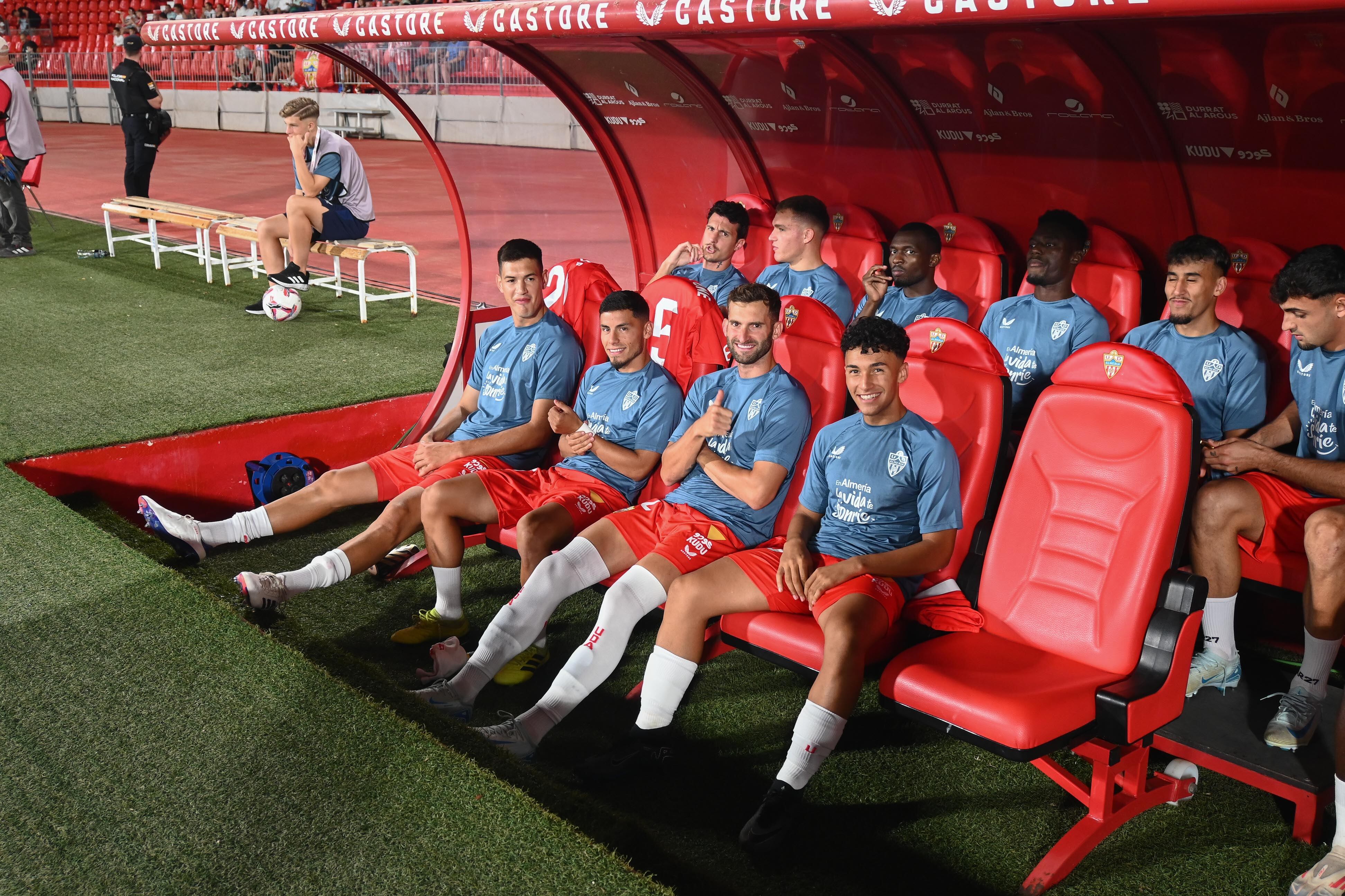 El banquillo del Almería frente al Sporting de Gijón después del cierre del mercado de fichajes.