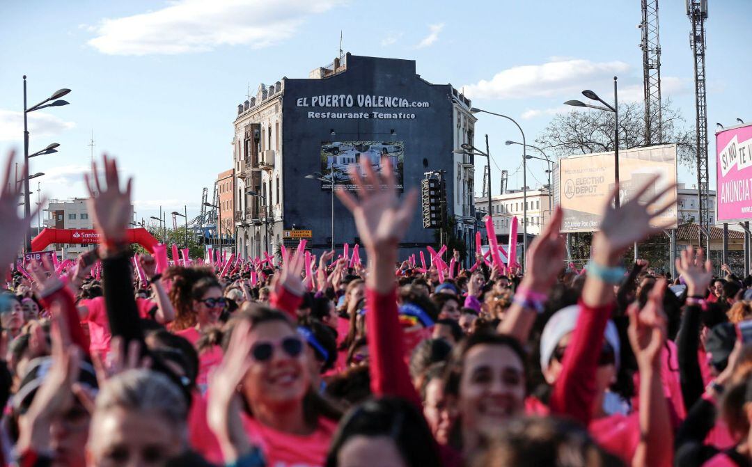 Un total de 17.000 corredoras han tomado la salida este domingo en València en la decimoquinta edición de la Carrera de la Mujer