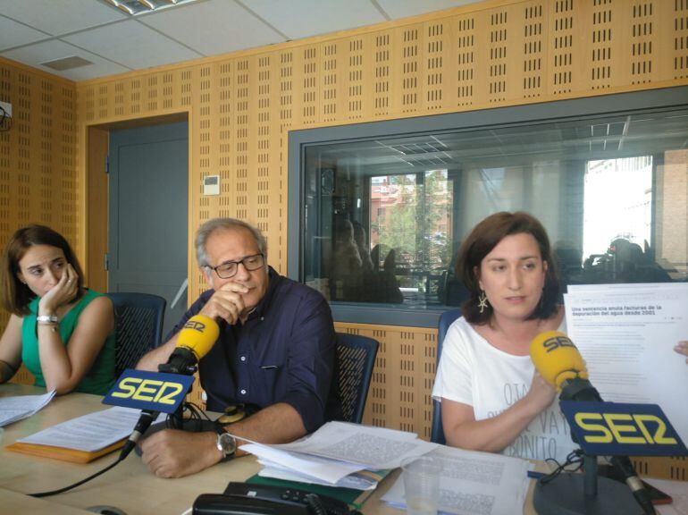 María Sánchez muestra en el debate una noticia sobre la anulación de facturas de depuración del agua desde 2001