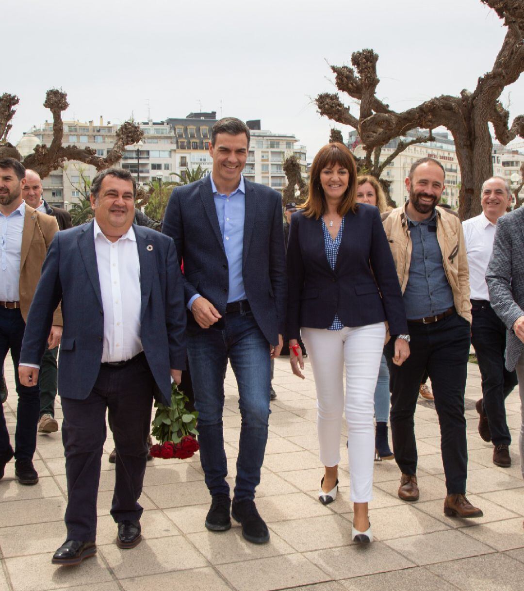 Ernesto Gasco y Pedro Sánchez  comparten paseo por Donostia en una de las visitas del Presidente del Gobierno