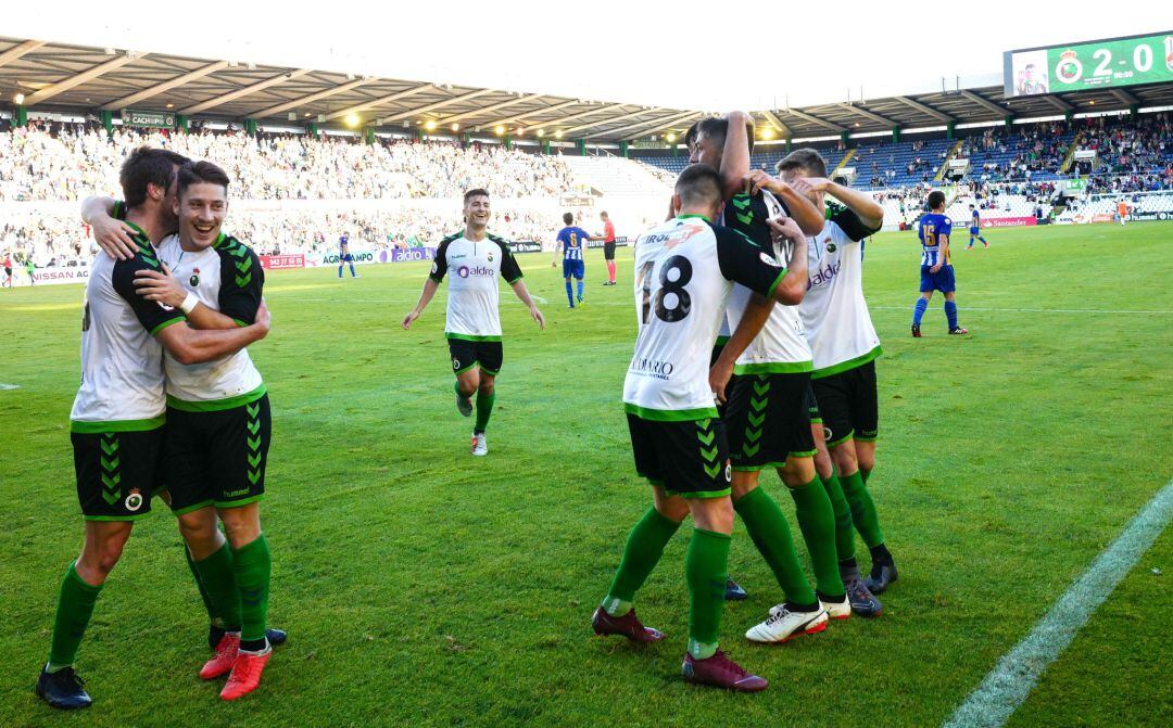 Jugadores racinguistas celebran el triunfo de la pasada semana