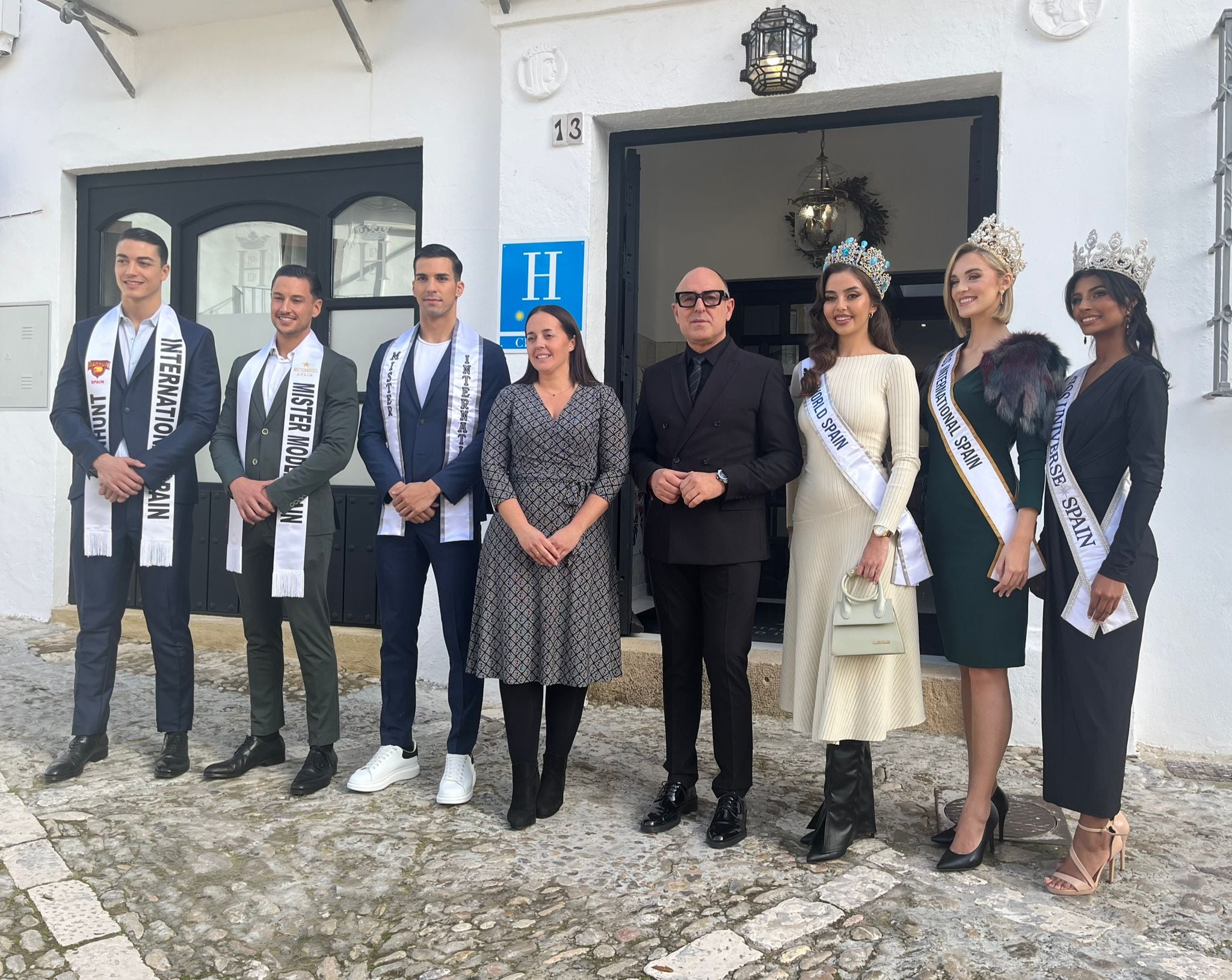 Foto de familia con los Miss y Mister España a las puertas del Hotel Boutique Palacio de la Duquesa de Ronda