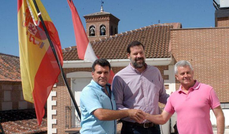 Javier Heras, concejal de Deportes (izquierda); Alfonso Reyes, presidente de la Asociación de Baloncestistas Profesionales (centro) y Narciso Romero, alcalde de San Sebastián de los Reyes, tras la firma del convenio para la realización del campus