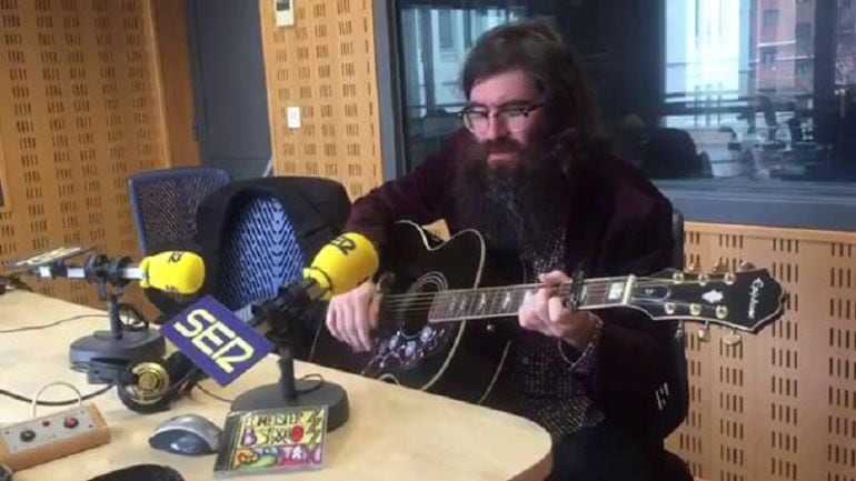 Javier Vielba, vocalista de Arizona Baby, en una actuación en acústico en la Cadena SER