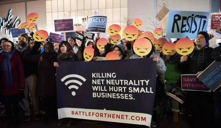 Manifestantes protestan frente a la FCC.