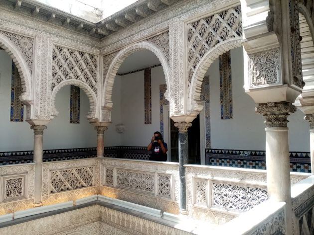 Detalle de la galería superior de uno de los patios interiores del Cuarto Real Alto del Alcázar