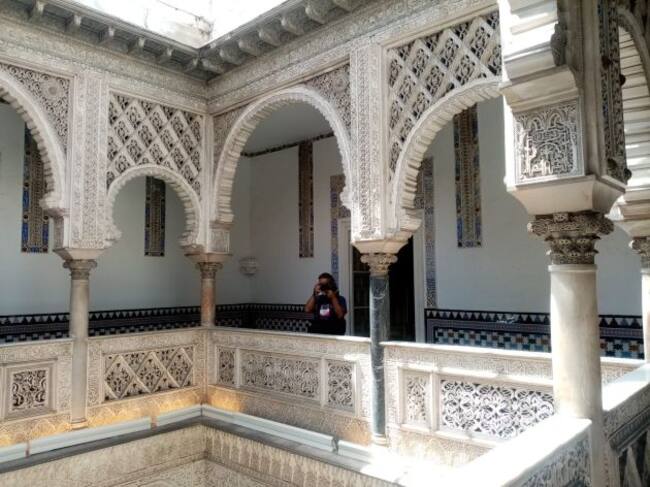 Detalle de la galería superior de uno de los patios interiores del Cuarto Real Alto del Alcázar