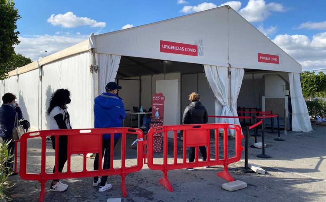 Carpa de Urgencias Covid en el parking del Hospital del Vinalopó