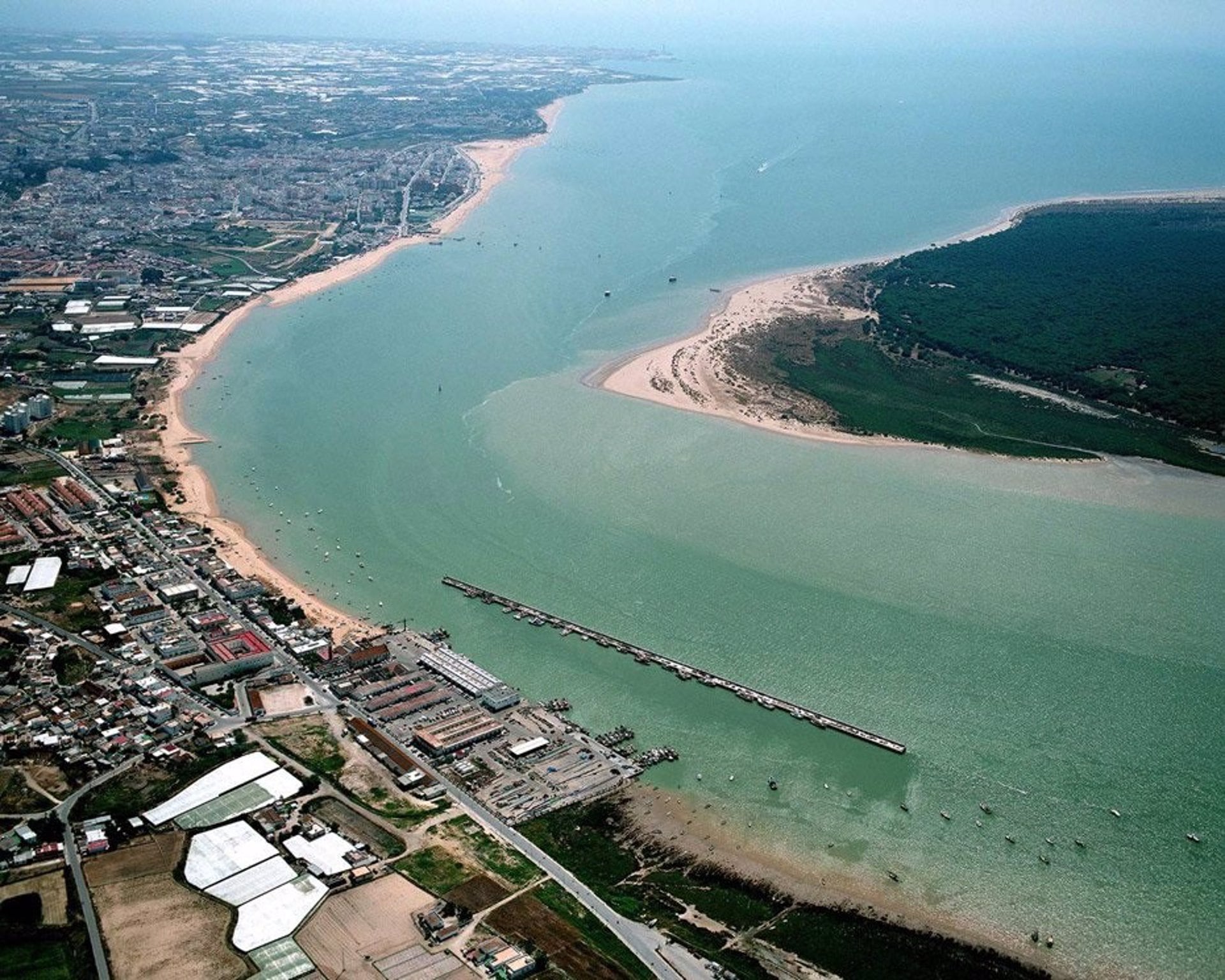 Vista aérea de la playa de Bonanza de Sanlúcar en la desembocadura del Guadalquivir