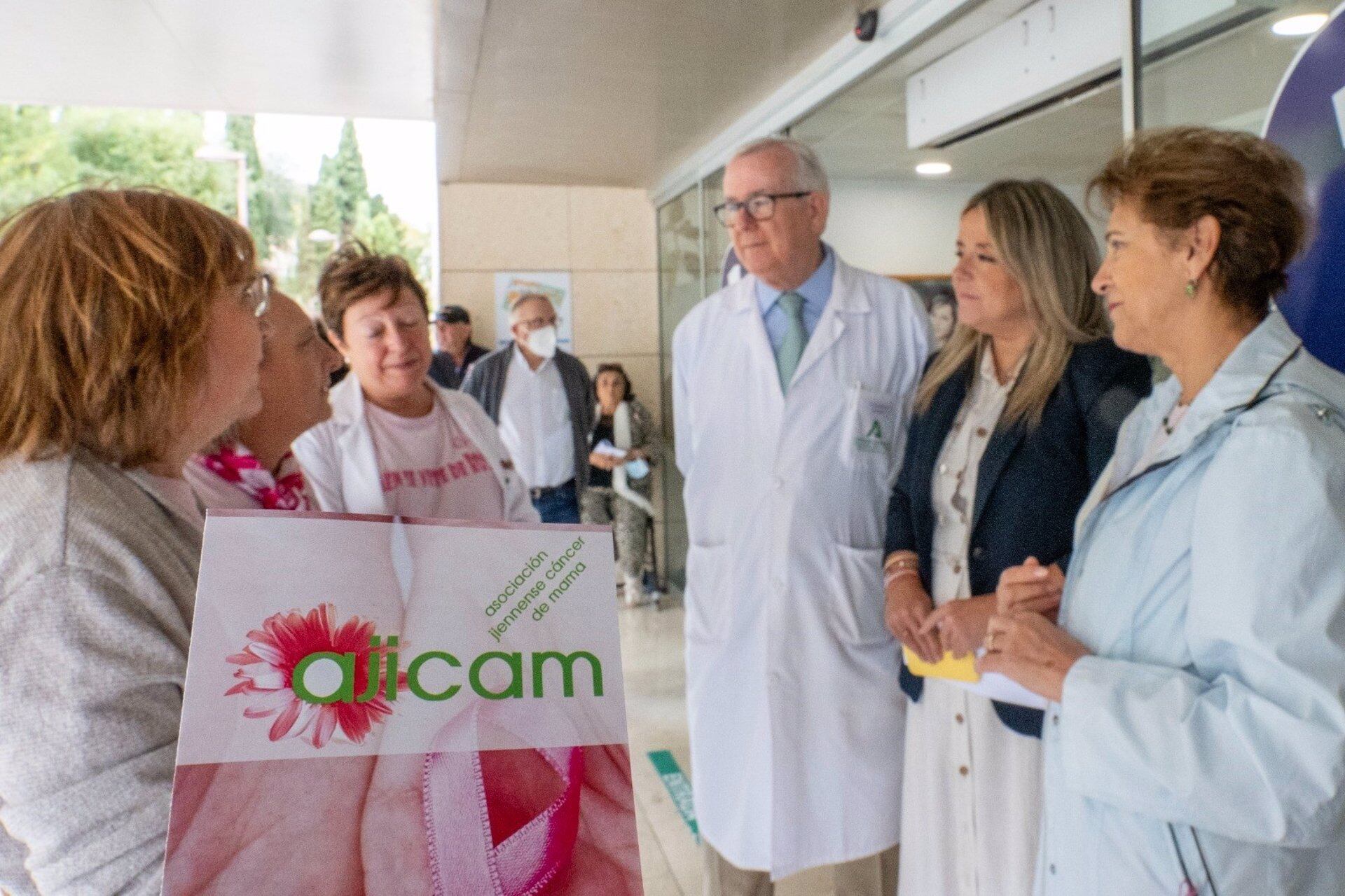 Mesa sobre el cáncer de mama instalada en Hospital de Jaén