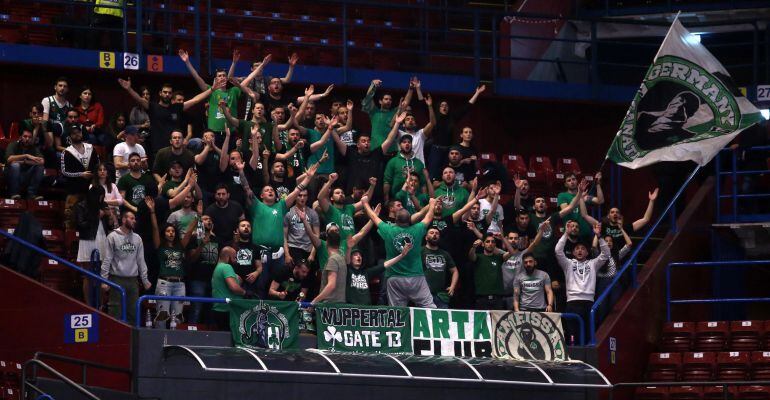 Aficionados del Panathinaikos animan a su equipo durante un partido de Euroliga