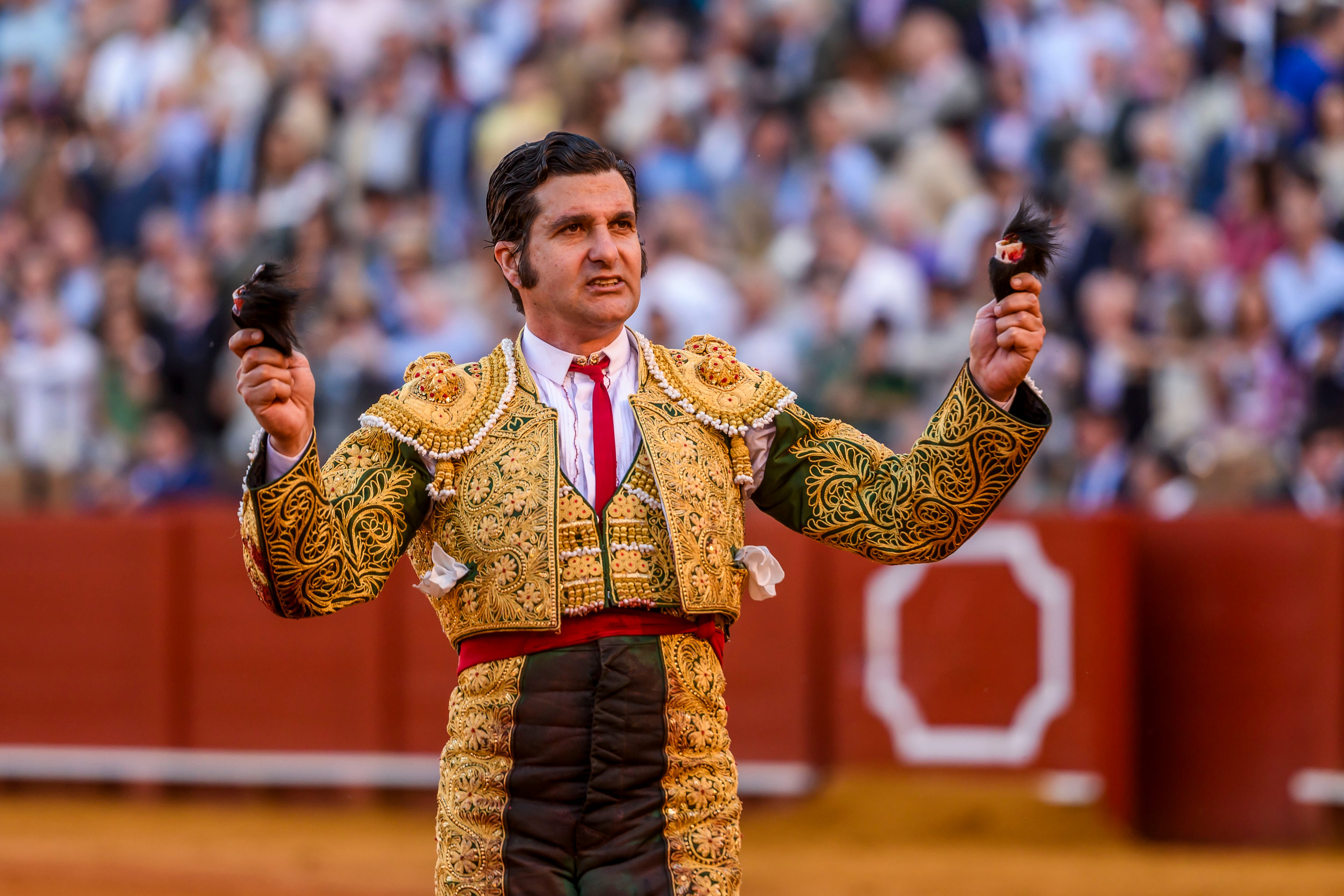 SEVILLA. 01/05/2025.- El diestro Morante de La Puebla tras la lidia al segundo de su lote, durante el sexto festejo de abono que se celebra hoy jueves en La Real Maestranza de Sevilla. EFE/Raúl Caro