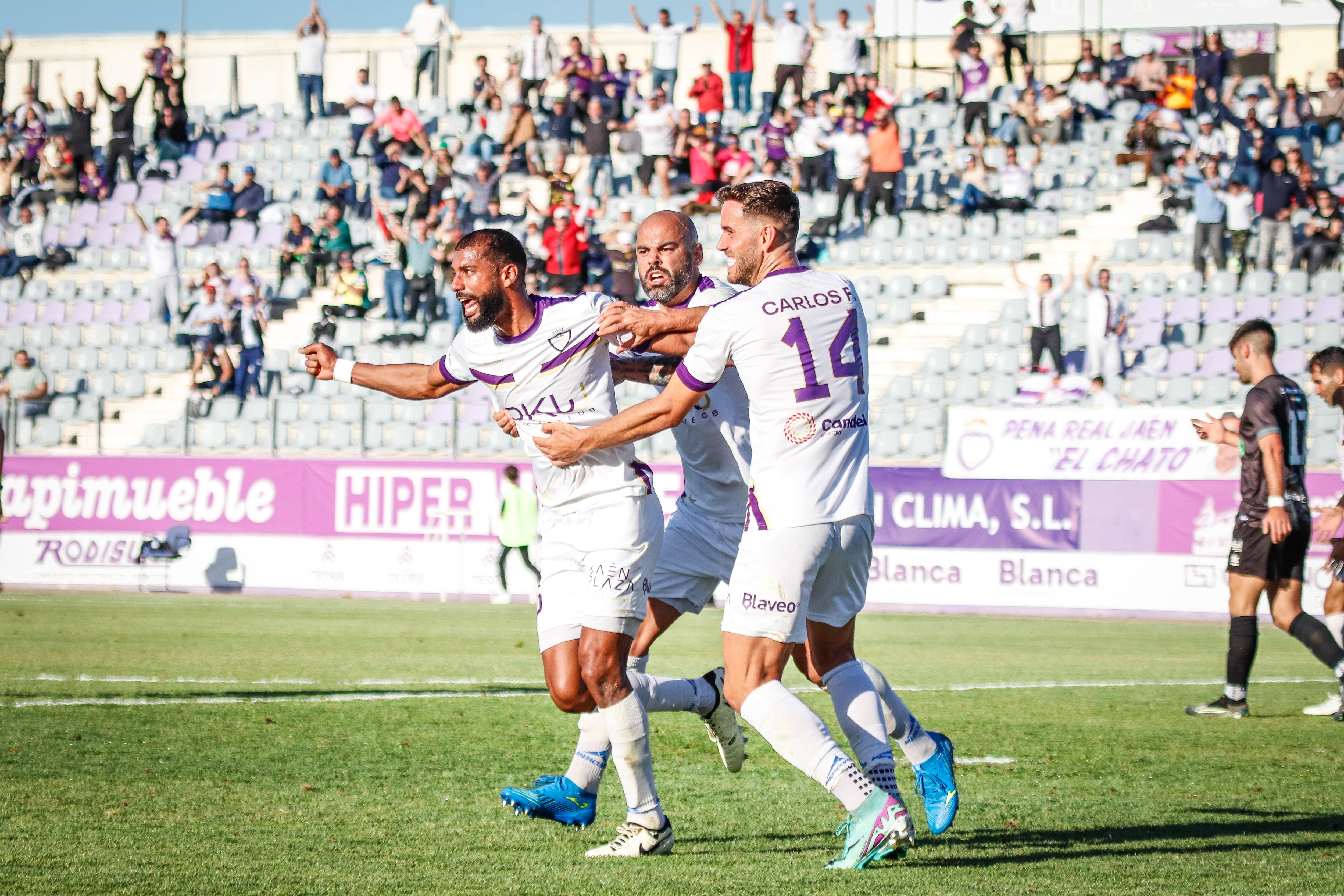 El jugador y defensa del Real Jaén Pablo de Castro celebra el gol conseguido con sus compañeros Espín y Carlos Fernández