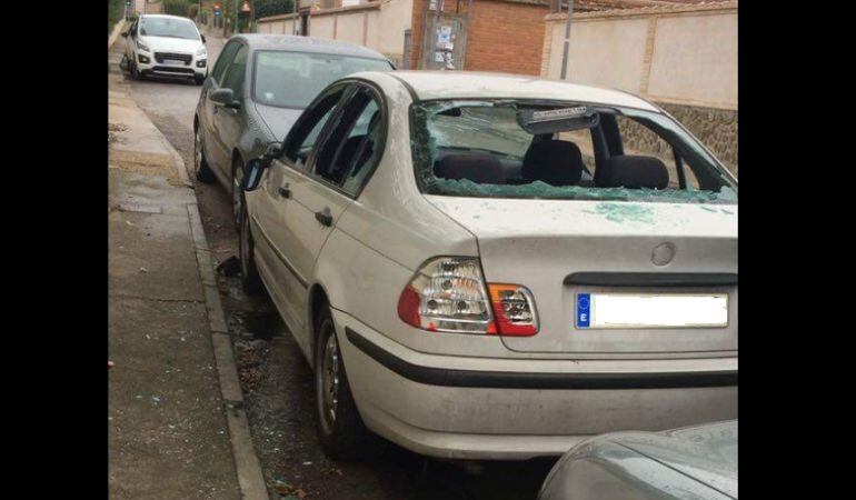 Así quedó el coche del médico, aparcado frente al centro de Salud