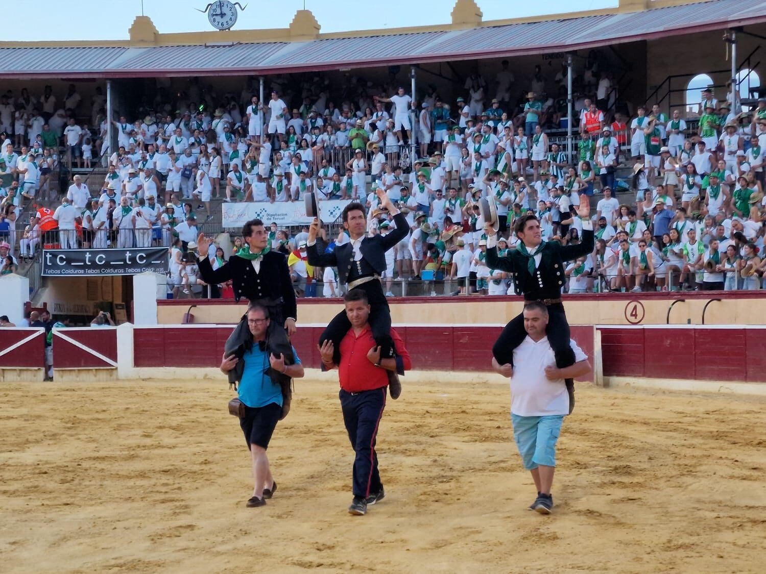 Los tres rejoneadores salieron por la puerta grande en Huesca