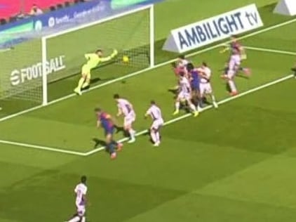 Gazzaniga evita el gol de Araújo a la salida de un córner