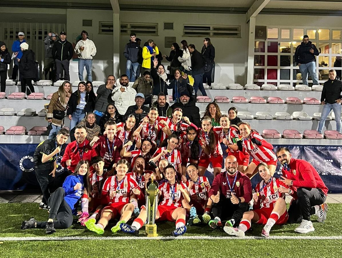 Foto de familia del Almería Femenino cadete tras ganar la final.