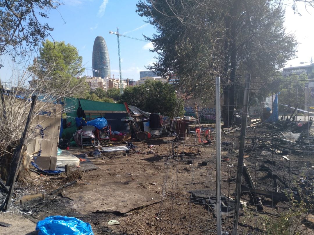El campamento de indigentes que se ha incendiado esta madrugada. Tres persones han resultado heridas