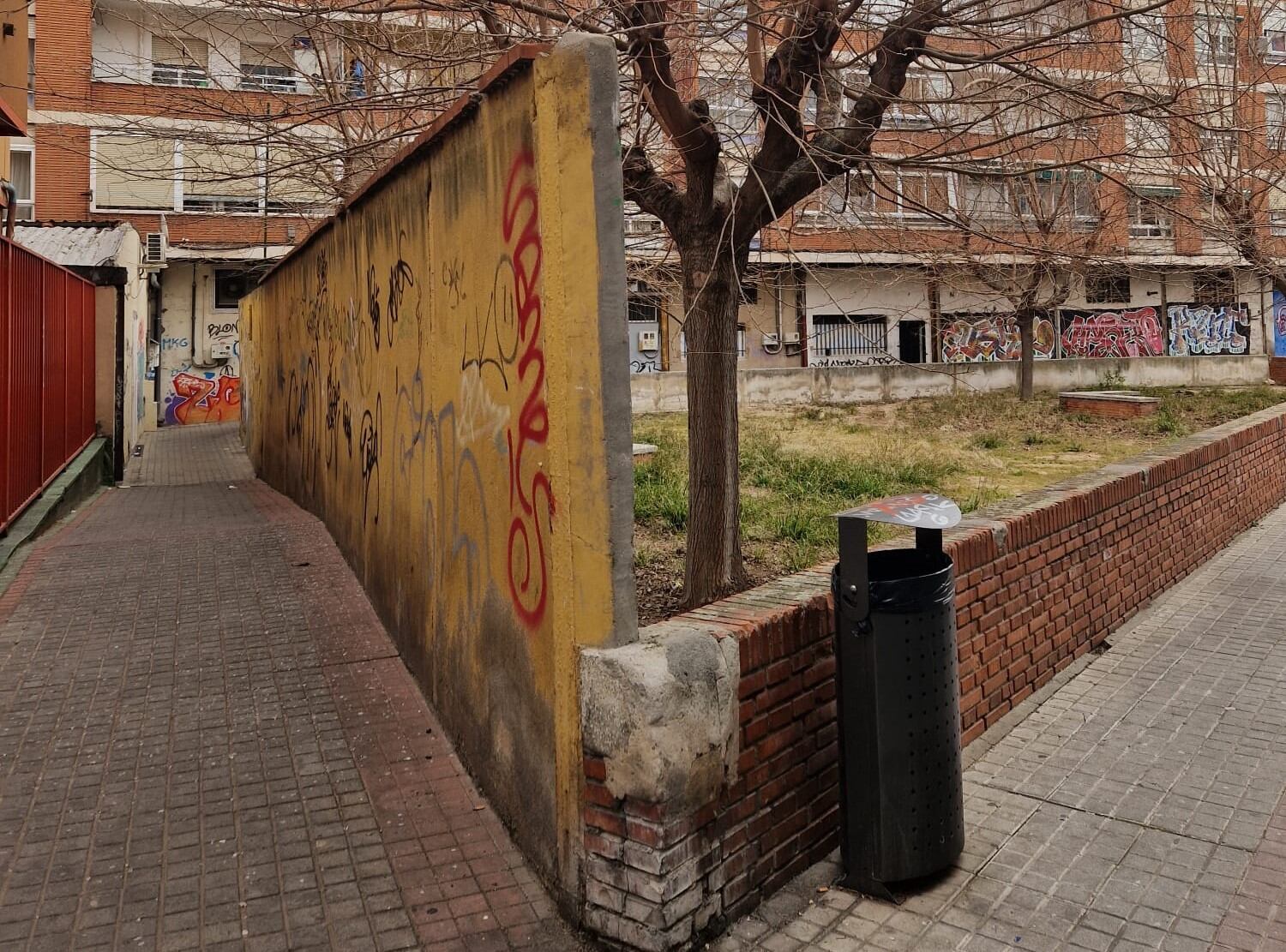 Primeras intervenciones en el parque de la calle Mostenses para su adecuación