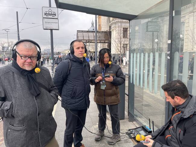 Oleksander Pronkevich y Bohdan Chuma con Àngels Barceló en Lviv (Ucrania).