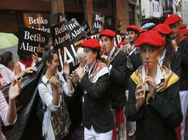 El Alarde Mixto Jaizkibel subiendo la calle mayor