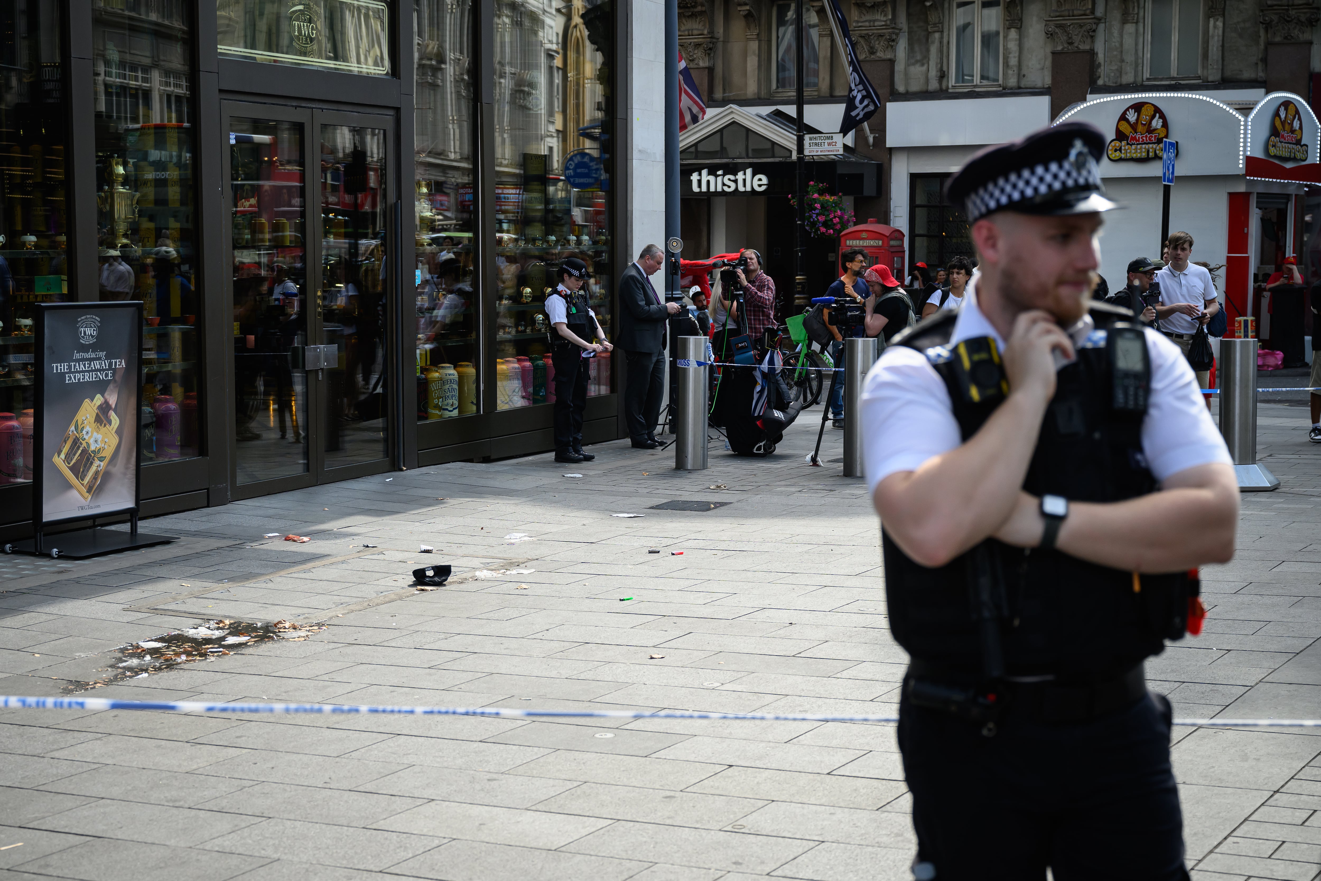 La Policía acordona el lugar de los hechos en Leicester Square