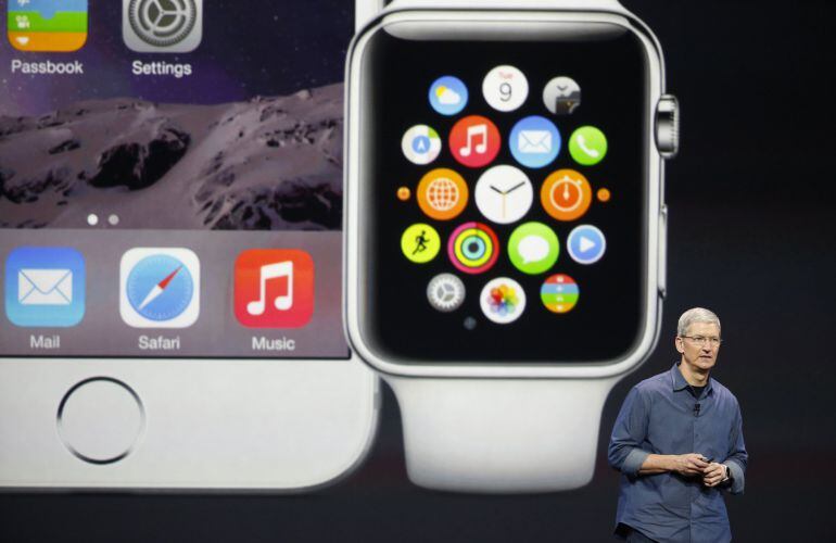 Imagen del CEO de Apple, Tim Cook, en el Flint Center de Cupertino (California, EE.UU.) el 9 de septiembre de 2015, cuando anunció el Apple Watch