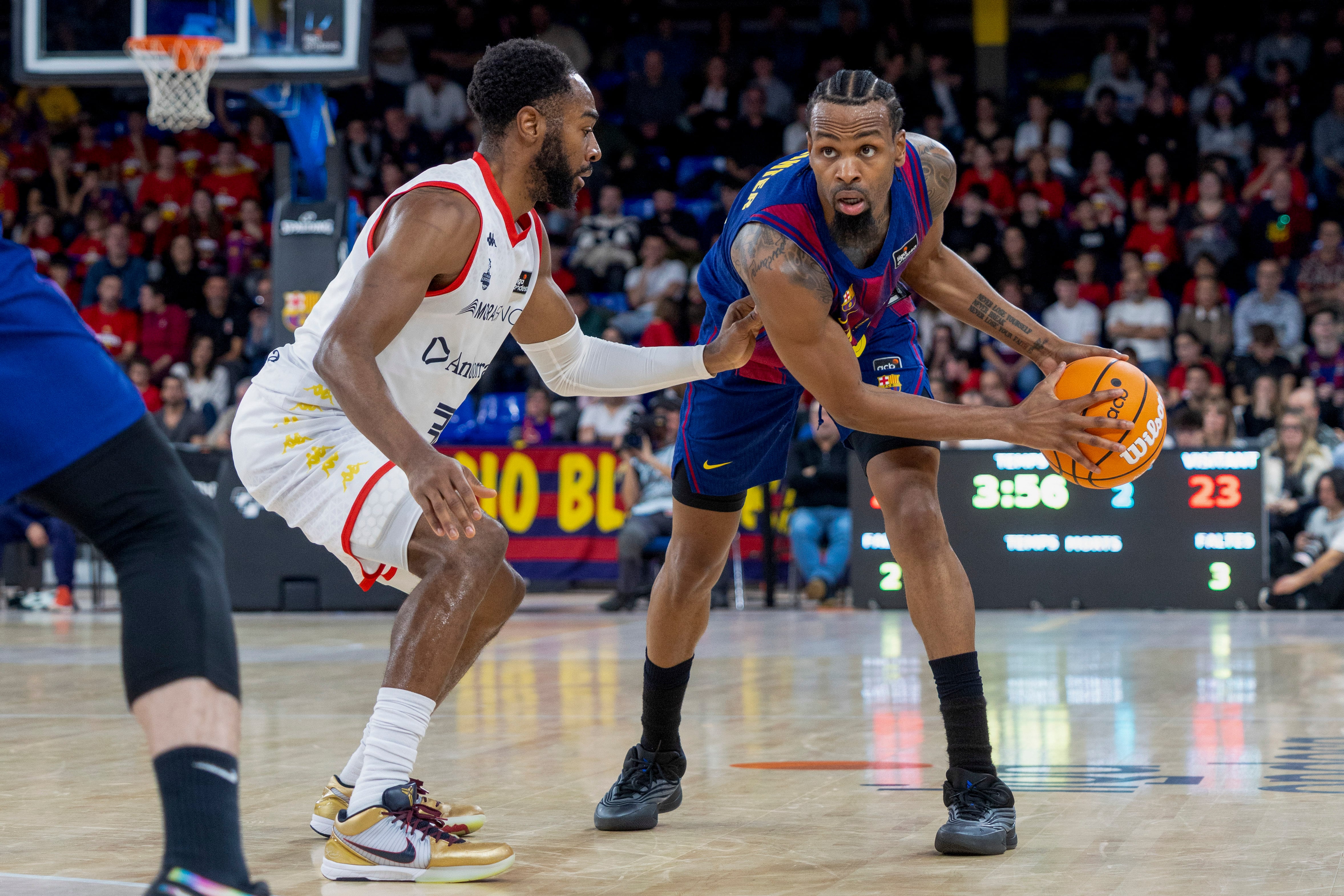 Aaron Best defensant Kevin Punter en el partit d&#039;aquest cap de setmana de la lliga Endesa