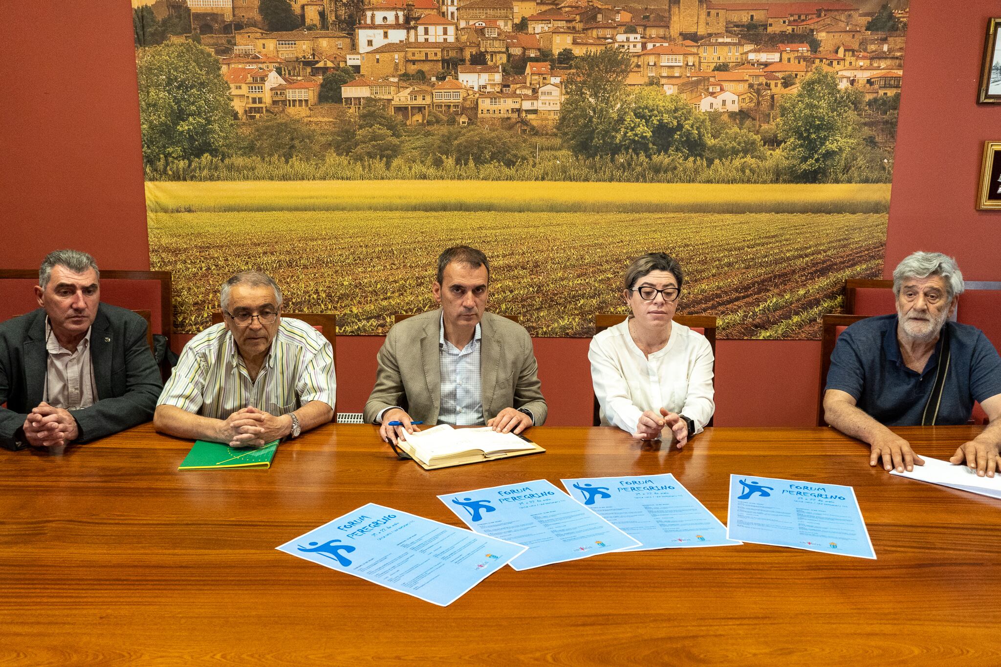 El alcalde de Tui, Enrique Cabaleiro (centro), junto a la concejala de Cultura y representantes de la asociación Iacobus en la presentación del Forum Peregirno.